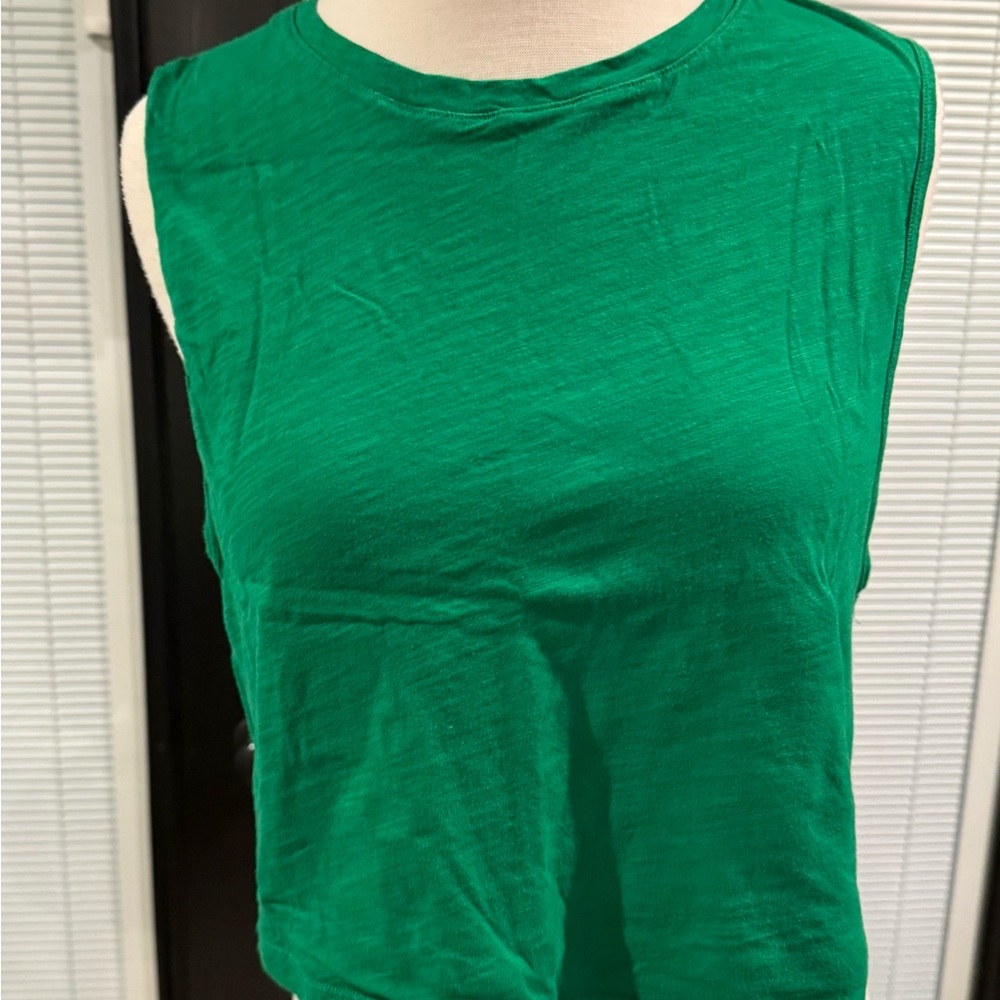 Green Sleeveless Women's Crop Tee